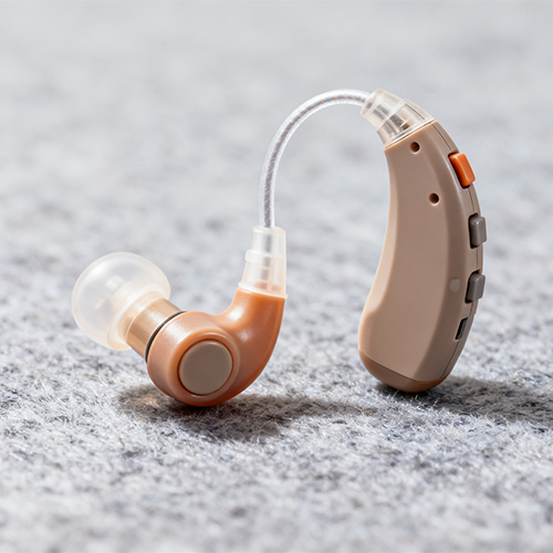 การฉีดขึ้นรูปเครื่องช่วยฟังด้วยพลาสติก